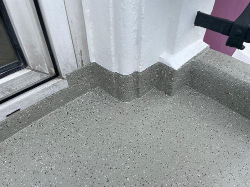Nieszczelne balkony zaczynają się w detalach. 5 newralgicznych miejsc, kt&oacute;re najczęściej zawodzą