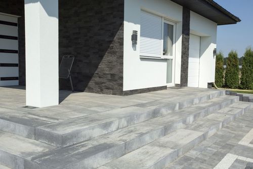 Czym można zastąpić naturalny kamień na schodach ogrodowych