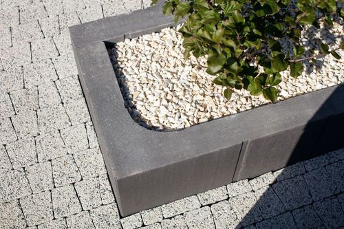 Pomysły na ciekawe aranżacje ogrodowe z betonowymi kwietnikami
