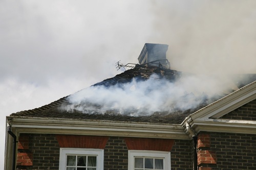 Większość z nas obawia się pożaru domu - jak można zabezpieczyć budynek przed ogniem?