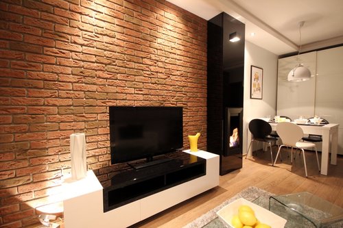 Efektowne wykończenie ściany za telewizorem - aranżacje z dekoracyjnych płytek