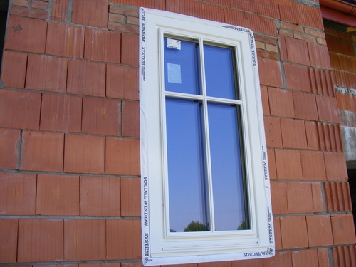Dwie metody montażu okien i drzwi warstwowy i w warstwie izolacji - którą wybrać?