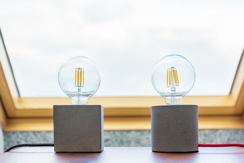 Lampy stojące z podstawą w kształcie walca lub sześcianu są dostępne w wersji z tkaninowym kloszem lub z odkrytym źródłem światła. 