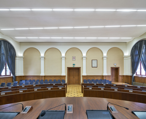 Wnętrze przystosowane do pracy – sala sesyjna Rady Miasta Olsztyna