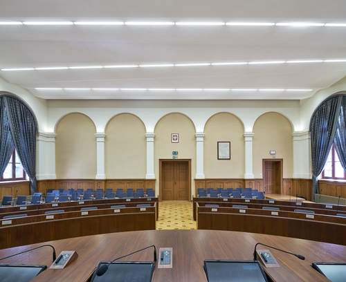 Wnętrze przystosowane do pracy – sala sesyjna Rady Miasta Olsztyna