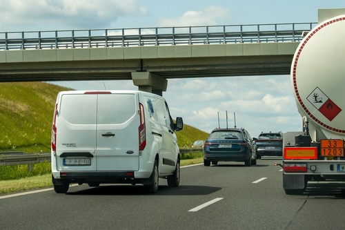 Odstęp to szacunek – kampania „Nie zderzakuj” na rzecz bezpiecznych dróg