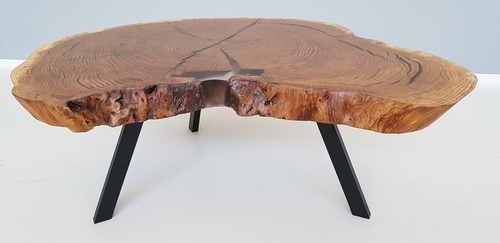 Naturalne słoje drewna jako element dekoracyjny stolików kawowych