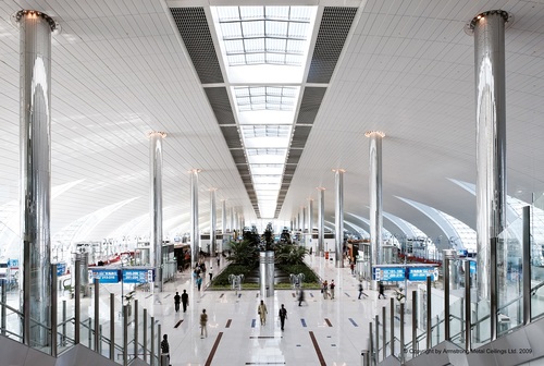 metalowy sufit połączony z ścianami na lotnisku w Dubaju 