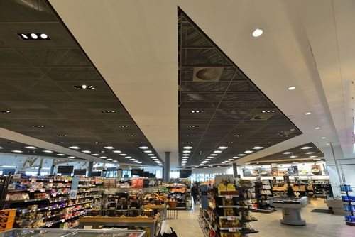 połączenie metalowych paneli z sufitami mineralnymi/ realizacja Booths Supermarket Lytham St Annes, Wielka Brytania