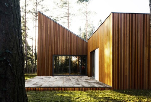 Dom w lesie z piękną elewacją z modrzewia syberyjskiego