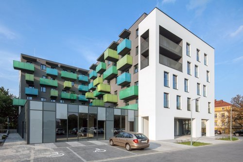 Kolorowe budynki na osiedlu Czyżewskiego w Krakowie