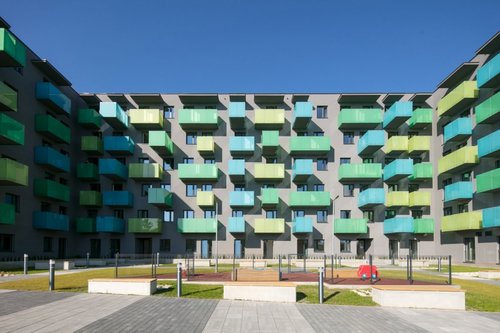 Kolorowe budynki na osiedlu Czyżewskiego w Krakowie