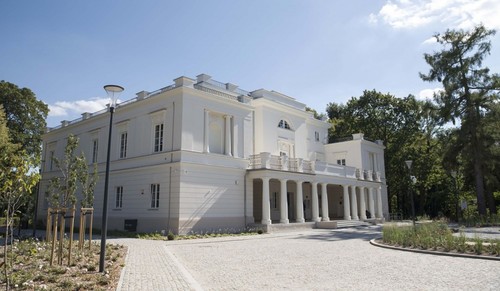 Odrestaurowany, klasycystyczny pałac w Jankowicach