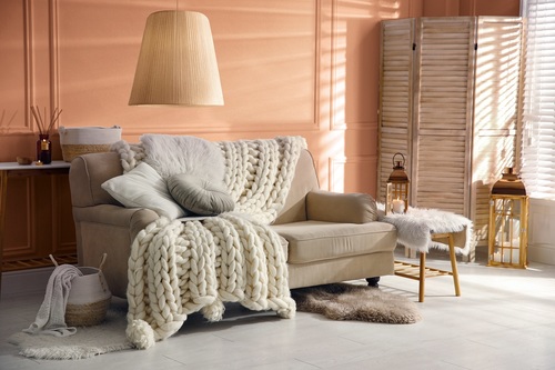 Przytulne wnętrza w chłodne dni – inspiracje kolorami i fakturami