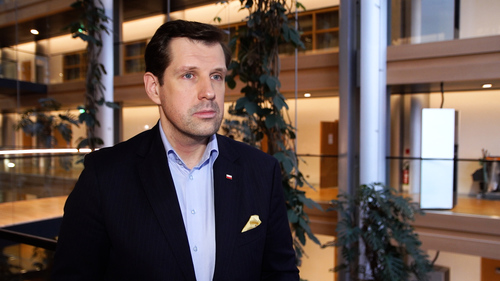 Unia rozważa deregulację AI Act, by ratować konkurencyjność europejskich firm