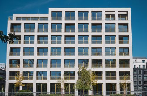 Wrocław zyskuje nową wizyt&oacute;wkę. Apartamentowce, kt&oacute;re wpisują się w krajobraz Odry