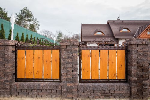jak zaprojektować ogrodzenie spójne z estetyką domu i posesji