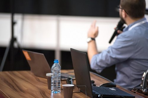 Ubiór na konferencję biznesową - jak odpowiednio dobrać ubiór do okoliczności