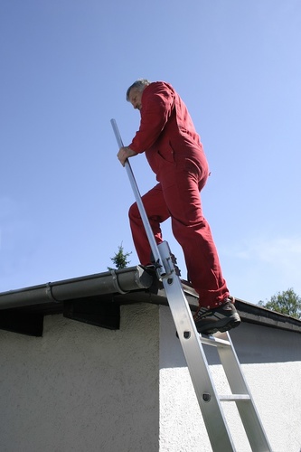 Drabina na dach, która zapewni bezpieczeństwo pracy dekarzom i kominiarzom