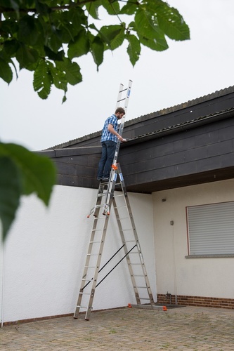 Bezpieczny montaż paneli fotowoltaicznych na dachu - jak wybrać profesjonalną drabinę