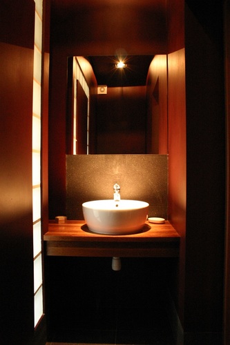 W pomieszczeniach łazienkowych sprawdzą się przede wszystkim gatunki egzotyczne drewna takie jak teak, merbau czy palisander