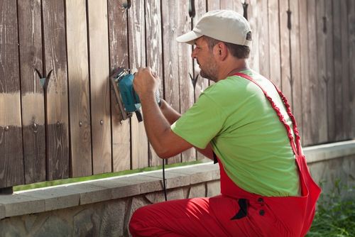 Zadbane drewniane ogrodzenie jest wizytówką domu - odnawiamy i zabezpieczamy drewniany płot przed zimą