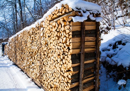 drewno do kominka - jak je wybrać i jak przechowywać