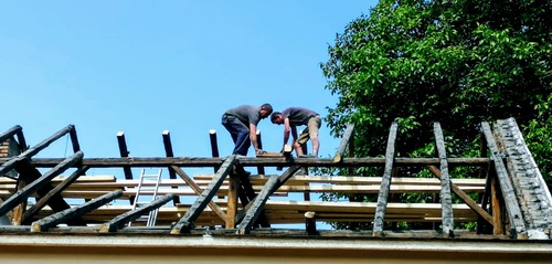 Zabezpieczenie dachu przed skutkami zawirowań pogody, podczas budowy domu