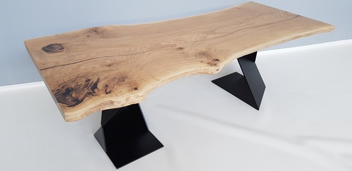 Drewniany stół z naturalnym rysunkiem usłojenia - zawsze będzie meblem niepowtarzalnym