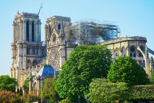 Mocowania oraz przekazanie know-how z zakresu techniki zamocowań wsparciem dla katedry Notre Dame