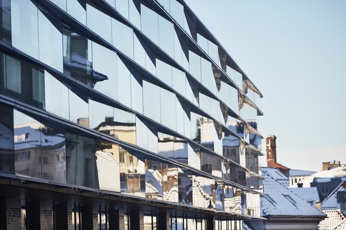 Współczesna architektura wykorzystuje coraz więcej szkła