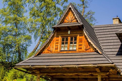 Dom w stylu podhalańskim - czym można zastąpić tradycyjny gont na dachu?