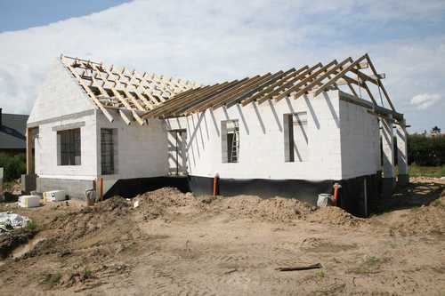 Duże elementy murowe i system budowy przyspieszają budowę domu