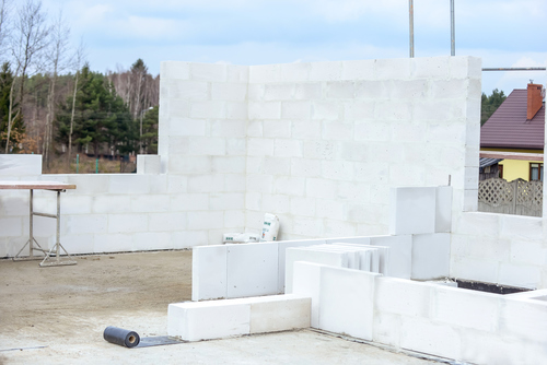 Budując dom z betonu komórkowego zapewniamy mu jeden z najcieplejszych materiałów murowych