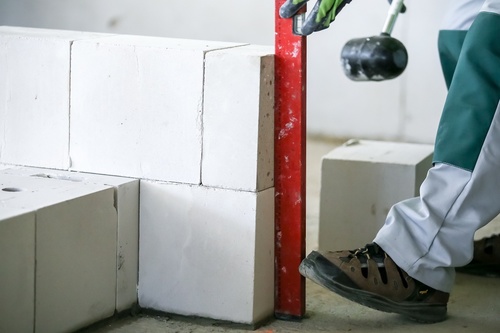 Uzupełniające, połówkowe bloczki silikatowe zmniejszają konieczność docinania podczas murowania