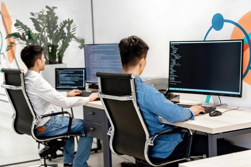 Automatyzacja kontra kompetencje: co napędza zatrudnienie w IT?