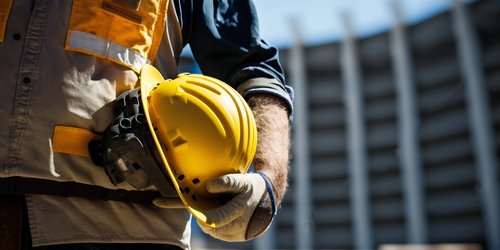 Wiosenne prace terenowe podnoszą ryzyko urazów. Odpowiednie wyposażenie może je znacząco ograniczyć