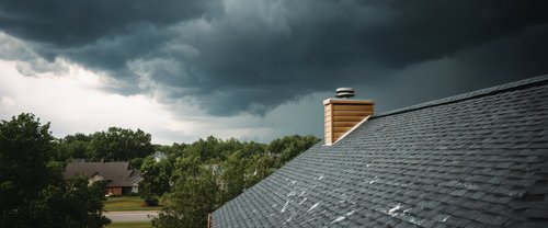 Lato pełne żywioł&oacute;w. Jak zabezpieczyć dach przed ekstremalną pogodą