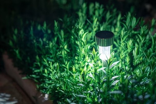 Zarządzaj oświetleniem ogrodowym dzięki programowalnym sterownikom oświetlenia
