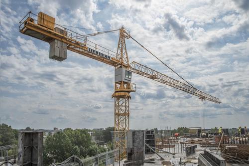 Jak Wybrać Firmę do Wynajmującą Żurawie Wieżowe w Warszawie?