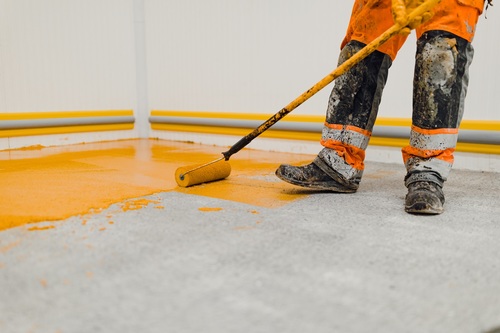 Farba na posadzki betonowe do przydomowego garażu i hali garażowej – jaką wybrać?