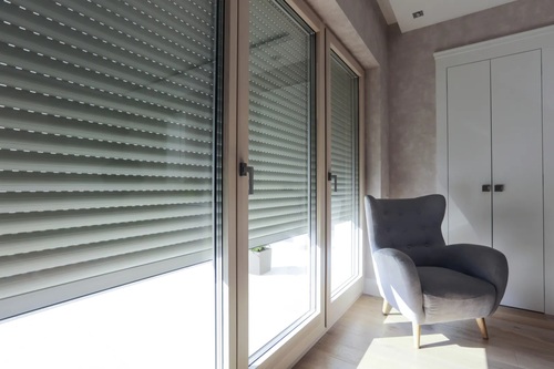 Zabezpieczenie okien roletami w mieszkaniu na parterze - zwiększa jego bezpieczeństwo