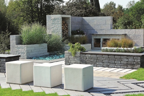 aranżacja mebli i siedzisk ogrodowych z elementów betonowych