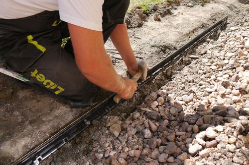 Zwieńczenie ogrodowych ścieżek - obrzeża, jak je prawidłowo zamontować?