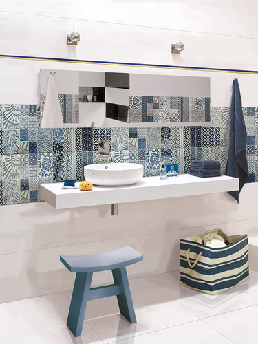 łazienka z kolorową mozaiką 