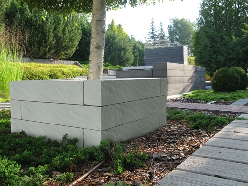 betonowa palisada imitująca naturalny kamień - sprawdzi się w klasycznych,a także w nowoczesnych aranżacjach 