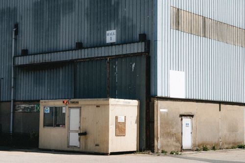 Projektowanie hal przemysłowych – jaką rolę pełni architekt?