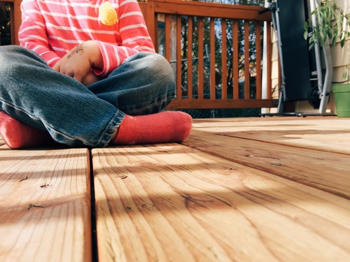 Budujesz taras z desek lub chcesz nimi pokryć balkon? Sprawdź, dlaczego musisz zaizolować podłoże