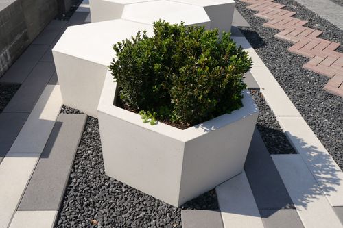 gotowe elementy małej architektury w ogrodowych aranżacjach