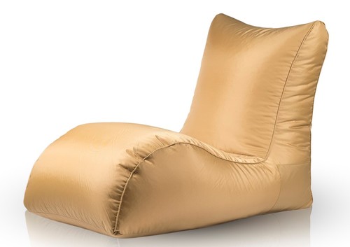 Fotel złoty i piaskowy będzie komponował się ze stylem glamour